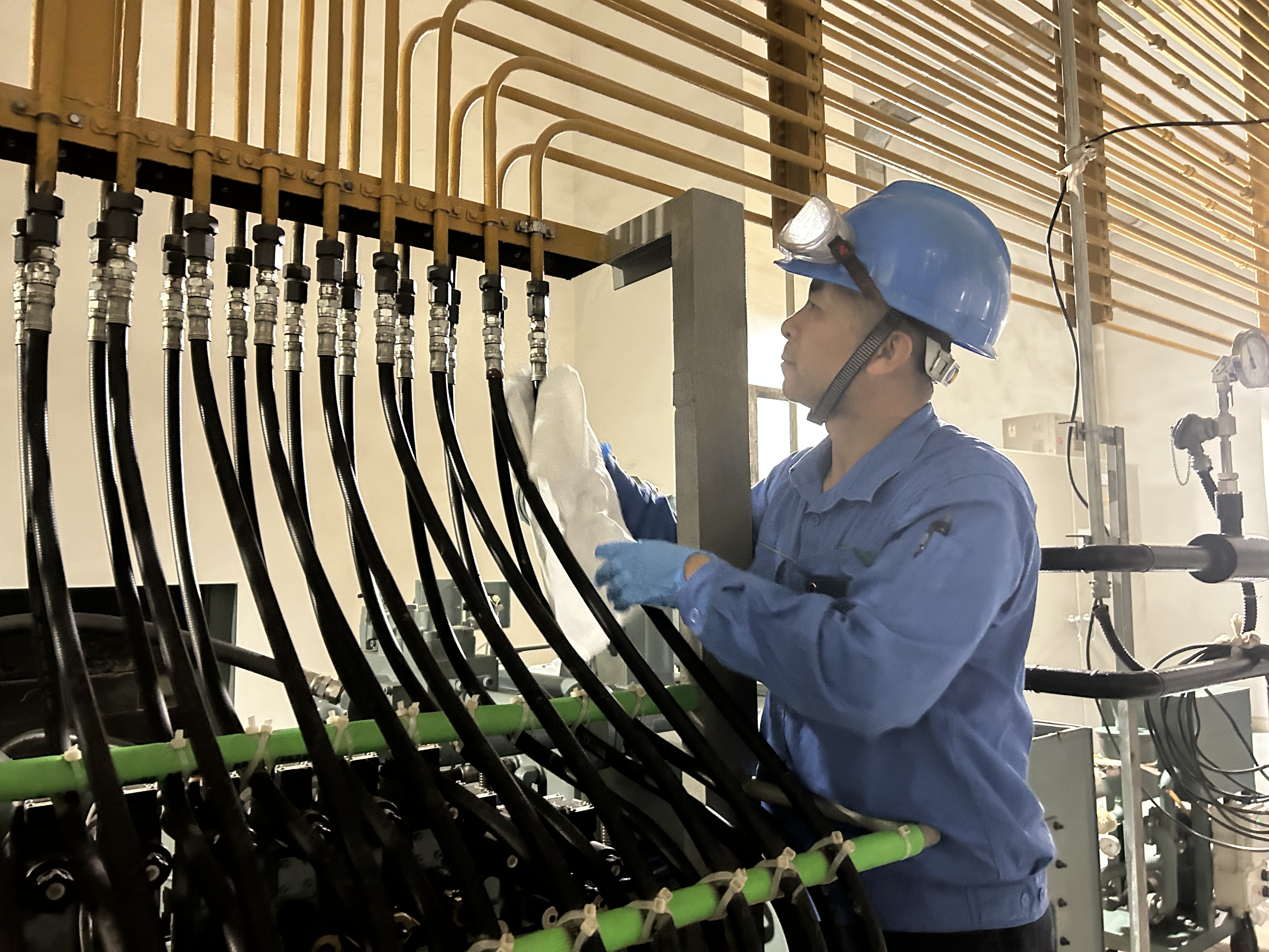 劳动创造美好生涯 | 致敬mg冰球突破豪华版劳动楷模